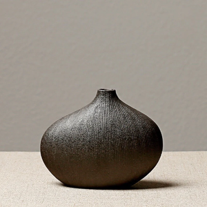 Gohobi  Japanese Kebana Small Vase Black